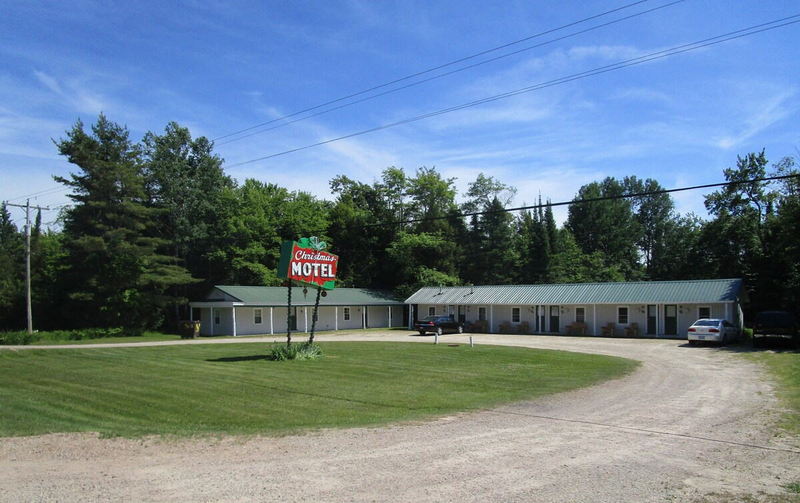 Paddlers Inn (Christmas Motel) - As Christmas Motel